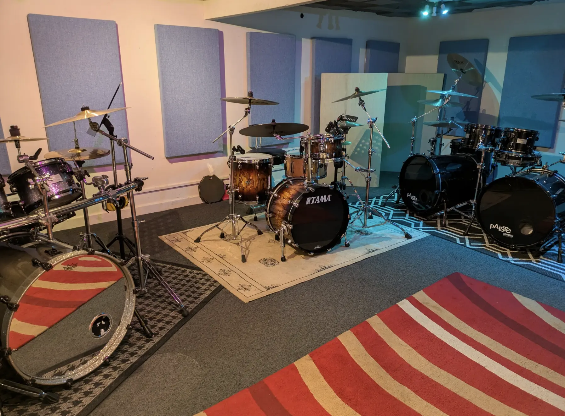 Equipped drum lesson studio in Paris